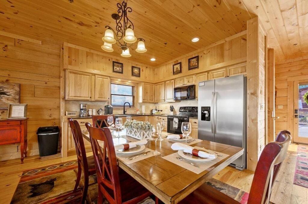 גטלינבורג Serenity Summit Cabin With Amazing Mountain Views, Indoor Pool, Fire Pit And Hot Tub מראה חיצוני תמונה