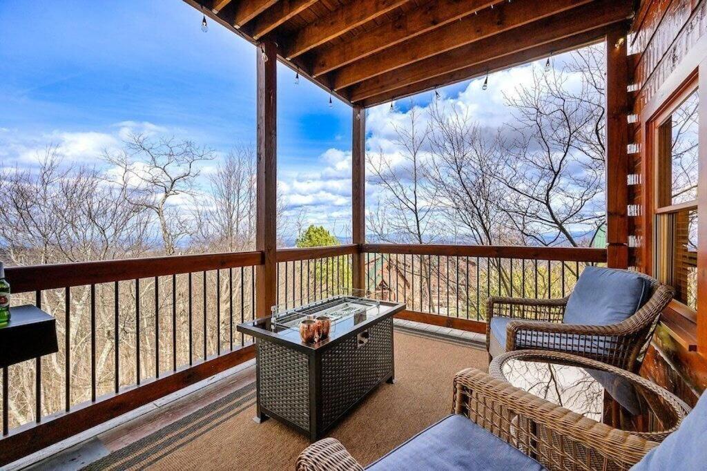 גטלינבורג Serenity Summit Cabin With Amazing Mountain Views, Indoor Pool, Fire Pit And Hot Tub מראה חיצוני תמונה