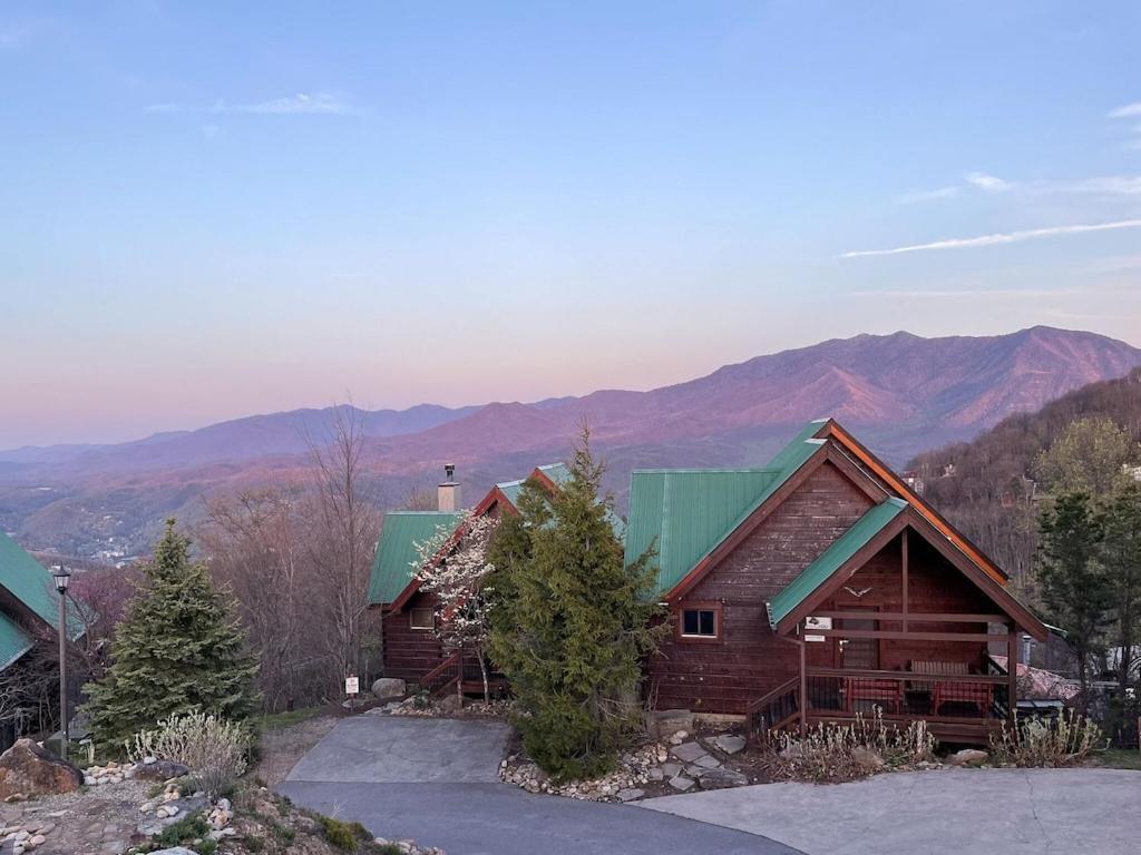 גטלינבורג Serenity Summit Cabin With Amazing Mountain Views, Indoor Pool, Fire Pit And Hot Tub מראה חיצוני תמונה