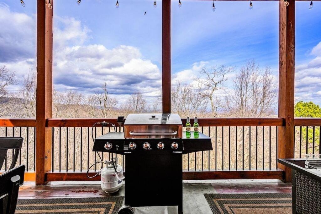גטלינבורג Serenity Summit Cabin With Amazing Mountain Views, Indoor Pool, Fire Pit And Hot Tub מראה חיצוני תמונה