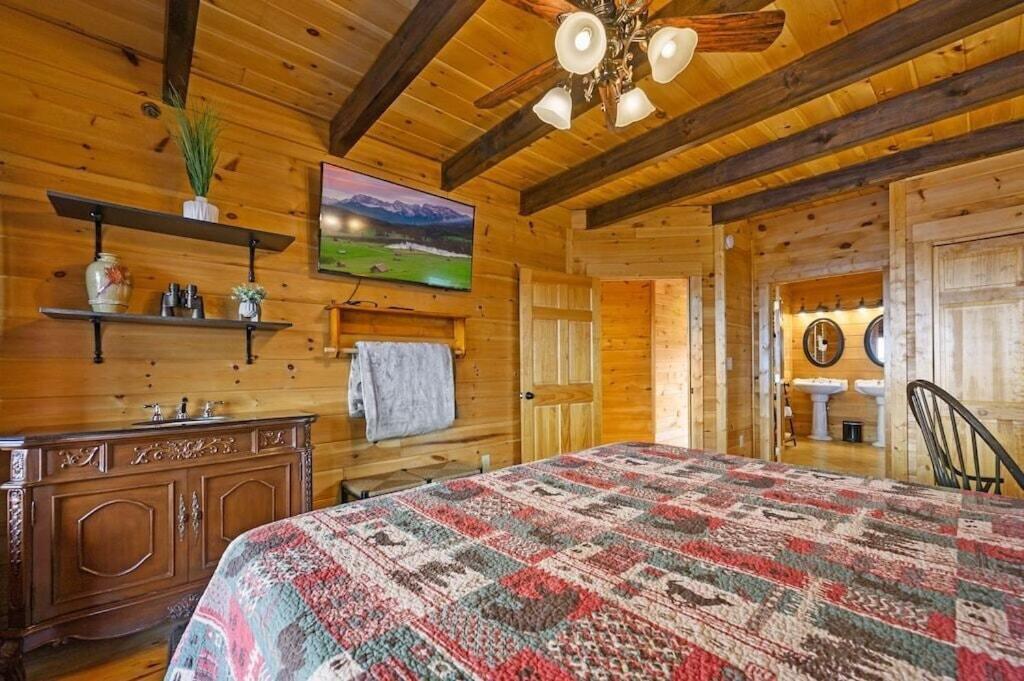 גטלינבורג Serenity Summit Cabin With Amazing Mountain Views, Indoor Pool, Fire Pit And Hot Tub מראה חיצוני תמונה