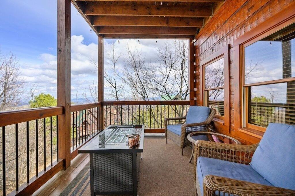 גטלינבורג Serenity Summit Cabin With Amazing Mountain Views, Indoor Pool, Fire Pit And Hot Tub מראה חיצוני תמונה