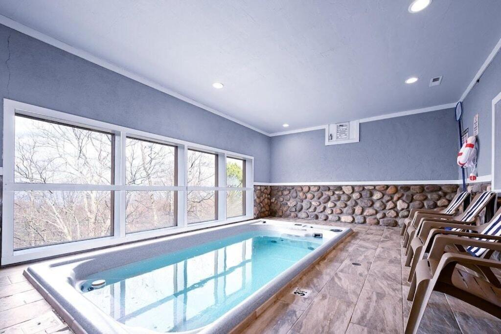 גטלינבורג Serenity Summit Cabin With Amazing Mountain Views, Indoor Pool, Fire Pit And Hot Tub מראה חיצוני תמונה